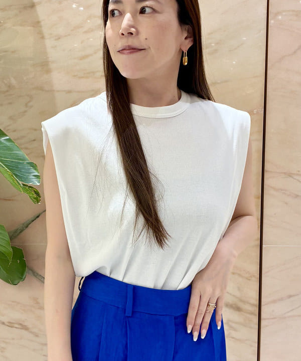 関 桂子さんの「BEAMS WOMEN｜【別注】スタイリスト佐藤佳菜子 &times; SLOANE / リブ クルーネック フレンチスリーブ トップス」を使ったコーディネート