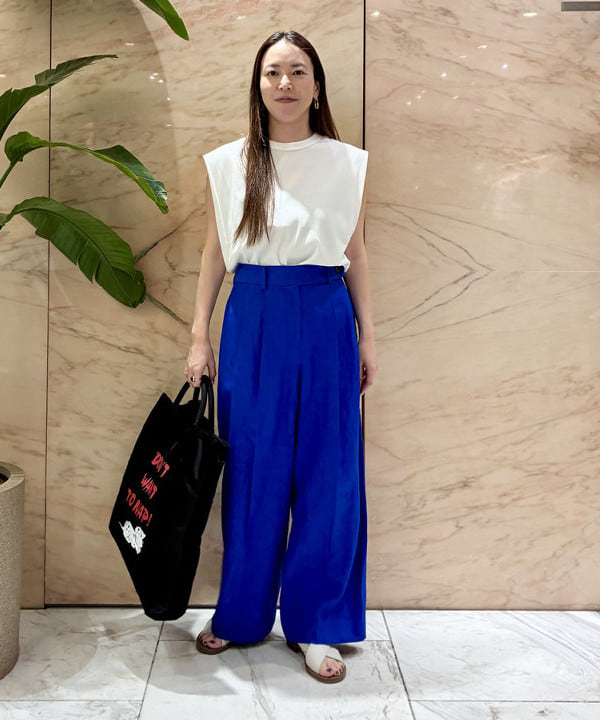 関 桂子さんの「BEAMS WOMEN｜【別注】スタイリスト佐藤佳菜子 &times; SLOANE / リブ クルーネック フレンチスリーブ トップス」を使ったコーディネート