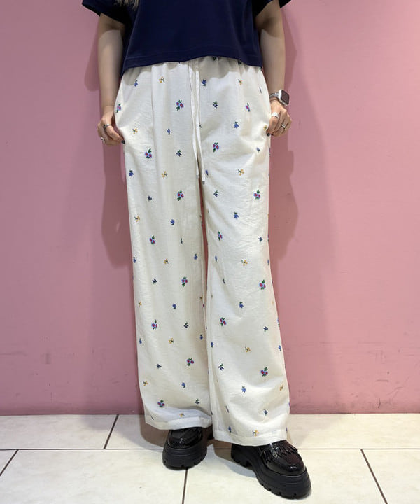 マツモト アカネさんの「BEAMS WOMEN｜フラワー プリント イージー パンツ」を使ったコーディネート