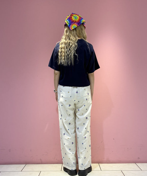 マツモト アカネさんの「BEAMS WOMEN｜フラワー プリント イージー パンツ」を使ったコーディネート