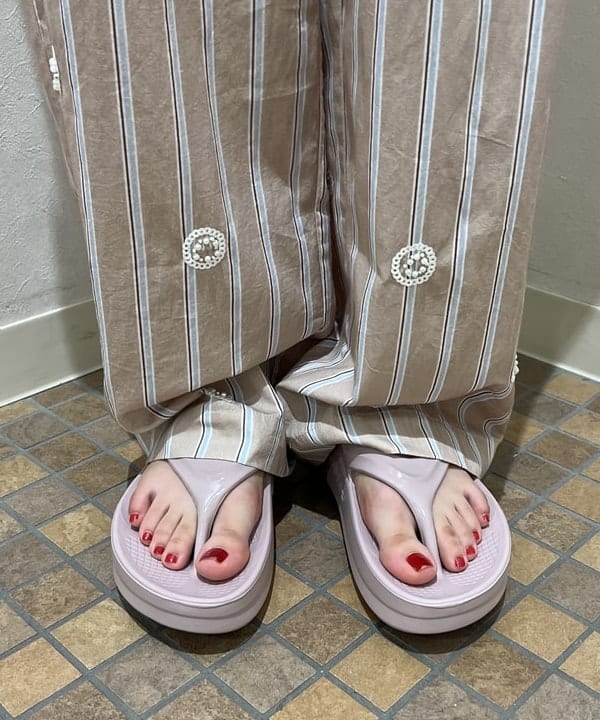 あさひさんの「BEAMS WOMEN｜OOFOS / OOmega【サンダル 厚底 夏 ビーチ 旅行 ビーチサンダル OOmega】」を使ったコーディネート