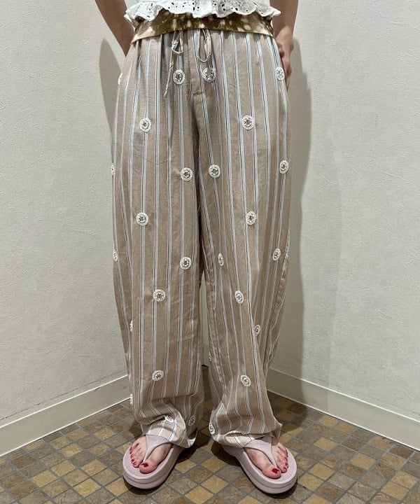 あさひさんの「BEAMS WOMEN｜OOFOS / OOmega【サンダル 厚底 夏 ビーチ 旅行 ビーチサンダル OOmega】」を使ったコーディネート