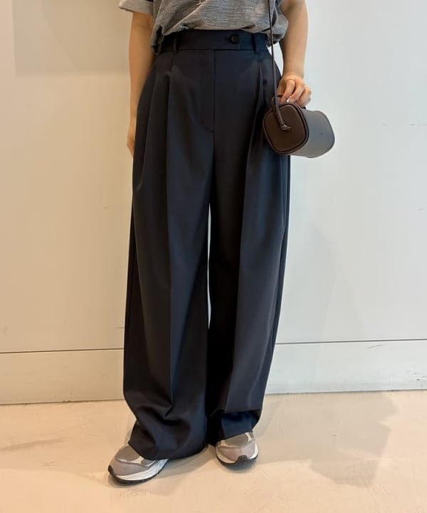 住吉　明佳さんの「BEAMS WOMEN｜【別注】スタイリスト佐藤佳菜子 &times; SLOANE / ウール混 クルーネック  Tシャツ」を使ったコーディネート