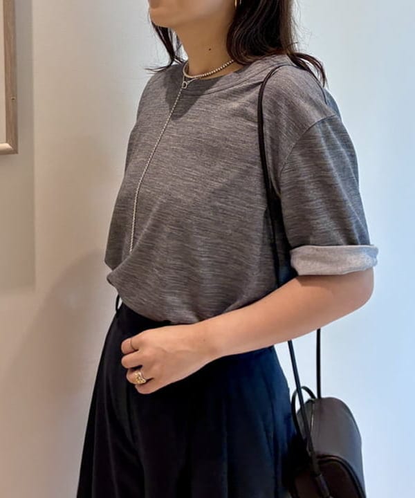 住吉　明佳さんの「BEAMS WOMEN｜【別注】スタイリスト佐藤佳菜子 &times; SLOANE / ウール混 クルーネック  Tシャツ」を使ったコーディネート