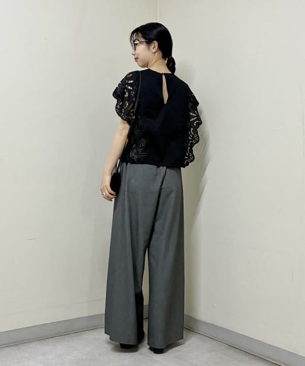 中丸　栞さんの「BEAMS WOMEN｜カットワーク ブラウス」を使ったコーディネート