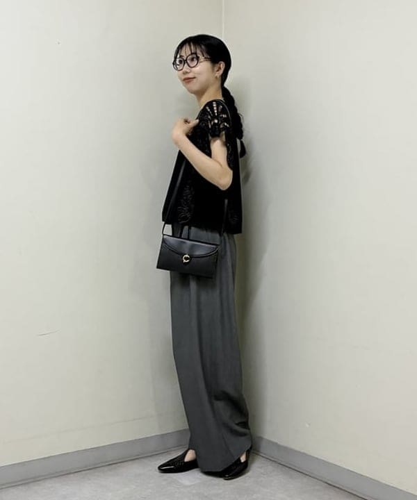 中丸　栞さんの「BEAMS WOMEN｜カットワーク ブラウス」を使ったコーディネート