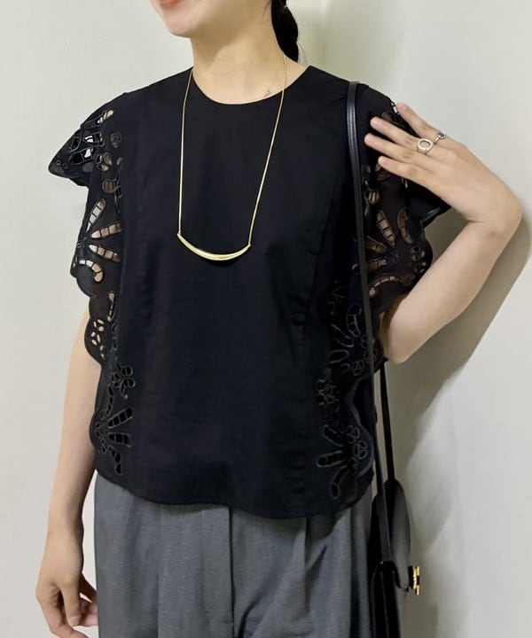 中丸　栞さんの「BEAMS WOMEN｜カットワーク ブラウス」を使ったコーディネート