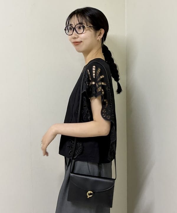 中丸　栞さんの「BEAMS WOMEN｜カットワーク ブラウス」を使ったコーディネート