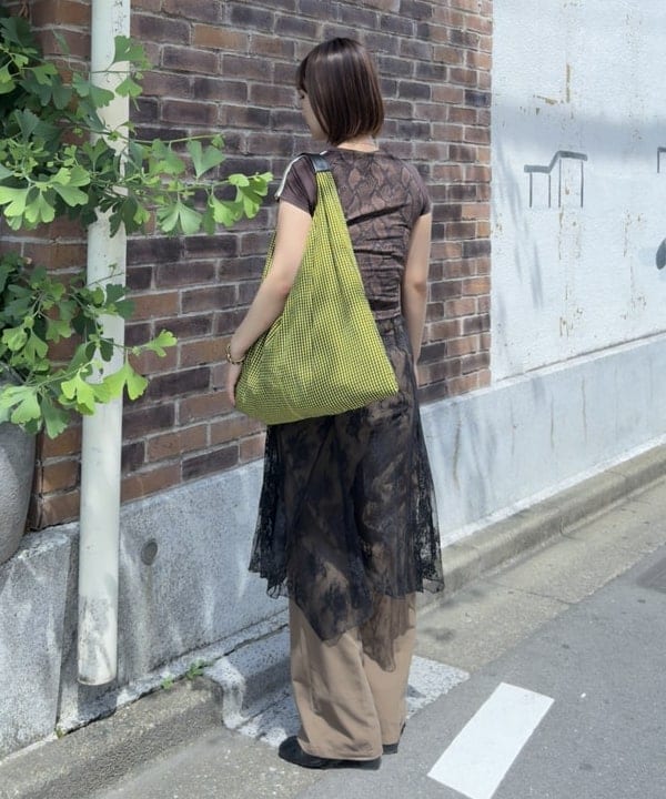 松本 佳菜子さんの「BEAMS WOMEN｜チェック トライアングル バッグ」を使ったコーディネート