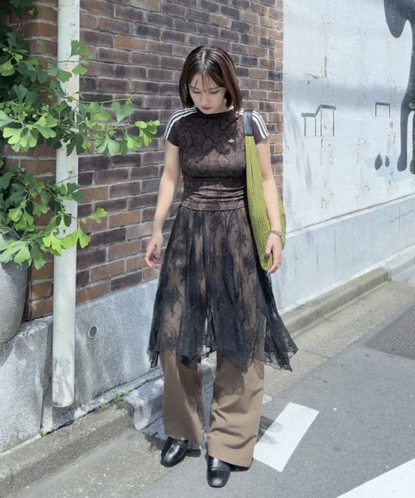松本 佳菜子さんの「BEAMS WOMEN｜チェック トライアングル バッグ」を使ったコーディネート