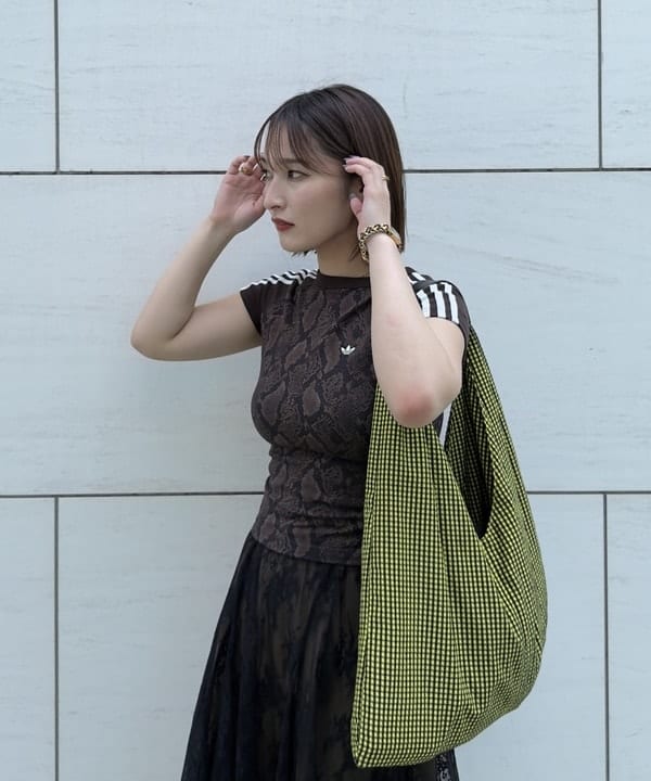 松本 佳菜子さんの「BEAMS WOMEN｜チェック トライアングル バッグ」を使ったコーディネート