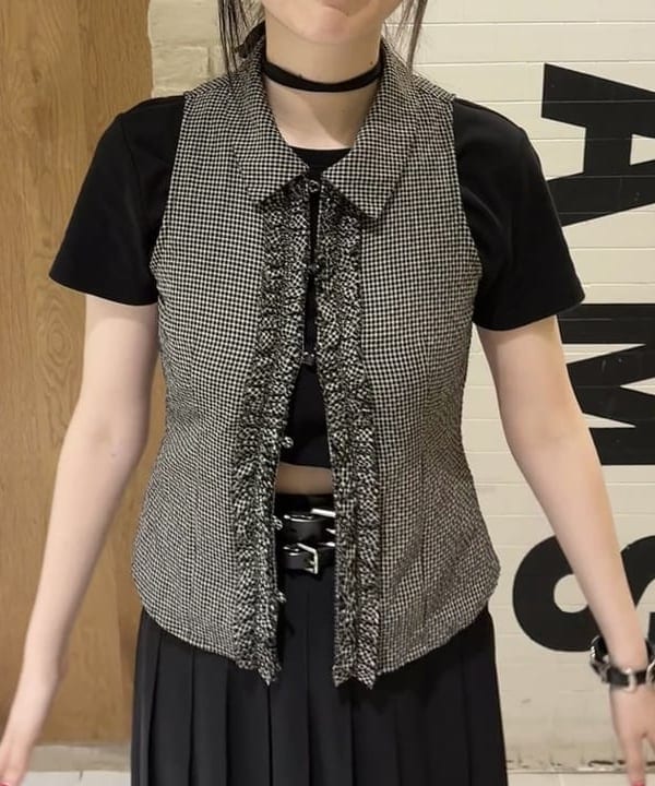 江口 息吹さんの「BEAMS WOMEN｜サッカー チェック フリル ノースリーブ」を使ったコーディネート
