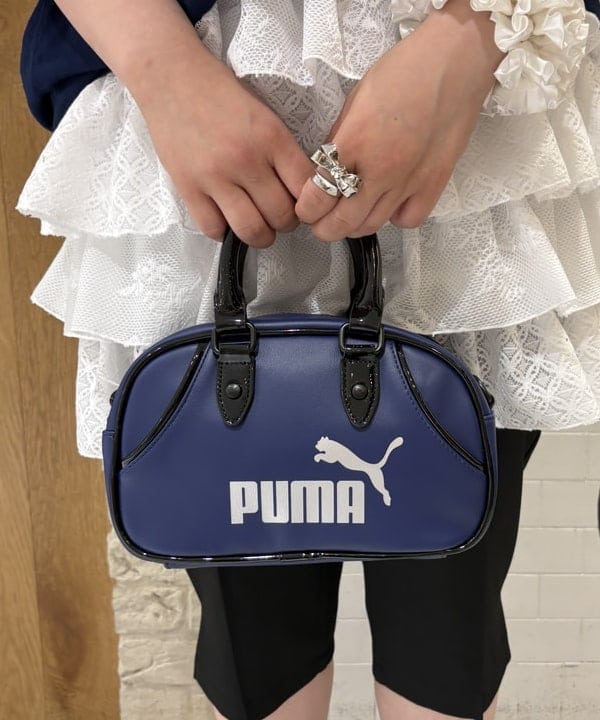 大石彩可さんの「BEAMS WOMEN｜【別注】PUMA / ミニ グリップ バッグ」を使ったコーディネート