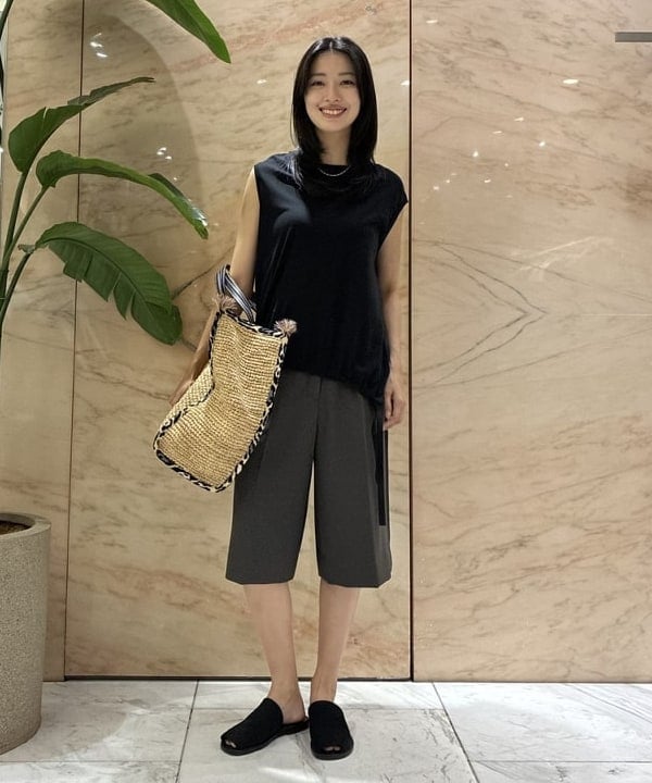 茂野 真楓さんの「BEAMS WOMEN｜COG THE BIGSMOKE / NELLY ノースリーブ トップス」を使ったコーディネート