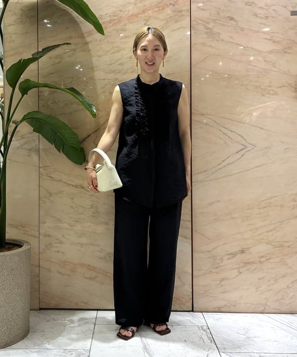 越智 里美さんの「BEAMS WOMEN｜レーヨンリネン フリルヨーク ブラウス」を使ったコーディネート