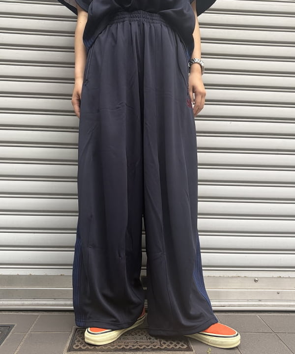 ばるたんさんの「BEAMS WOMEN｜【別注】NEEDLES / トラック ヒザデル パンツ」を使ったコーディネート