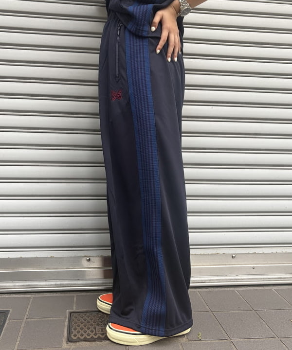 ばるたんさんの「BEAMS WOMEN｜【別注】NEEDLES / トラック ヒザデル パンツ」を使ったコーディネート