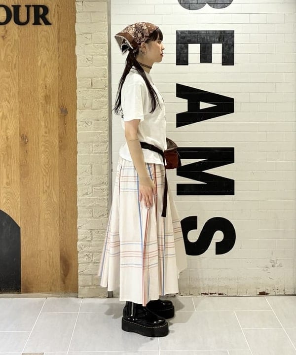 りかちょび/岸本梨佳さんの「BEAMS WOMEN｜ボーイ ビッグ タータン スカート」を使ったコーディネート