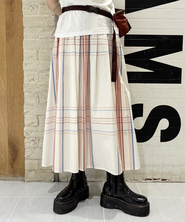 りかちょび/岸本梨佳さんの「BEAMS WOMEN｜ボーイ ビッグ タータン スカート」を使ったコーディネート