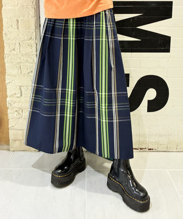りかちょび/岸本梨佳さんの「BEAMS WOMEN｜ボーイ ビッグ タータン スカート」を使ったコーディネート