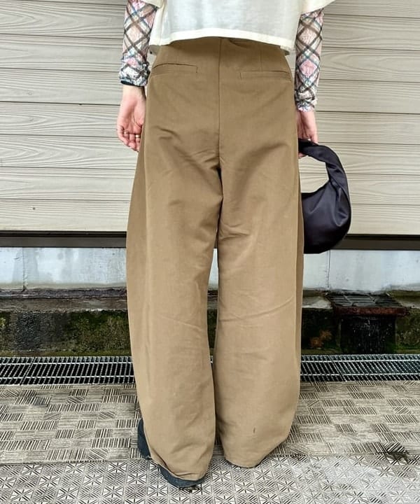 カタヤマ アヤさんの「BEAMS WOMEN｜ビーズ 刺繍 クロップド シャツ」を使ったコーディネート