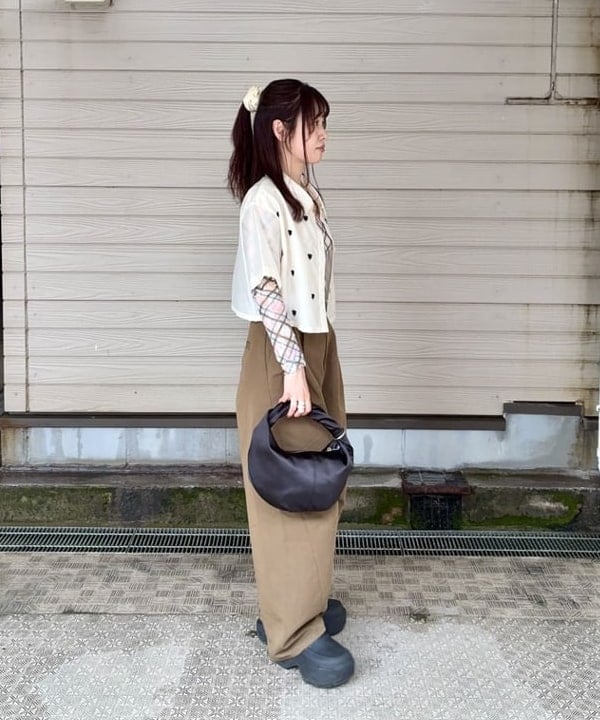 カタヤマ アヤさんの「BEAMS WOMEN｜ビーズ 刺繍 クロップド シャツ」を使ったコーディネート