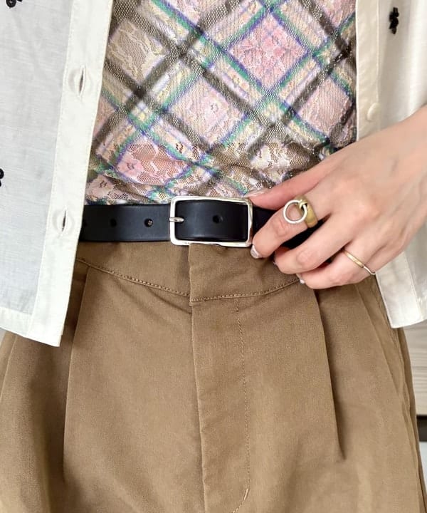 カタヤマ アヤさんの「BEAMS WOMEN｜ビーズ 刺繍 クロップド シャツ」を使ったコーディネート