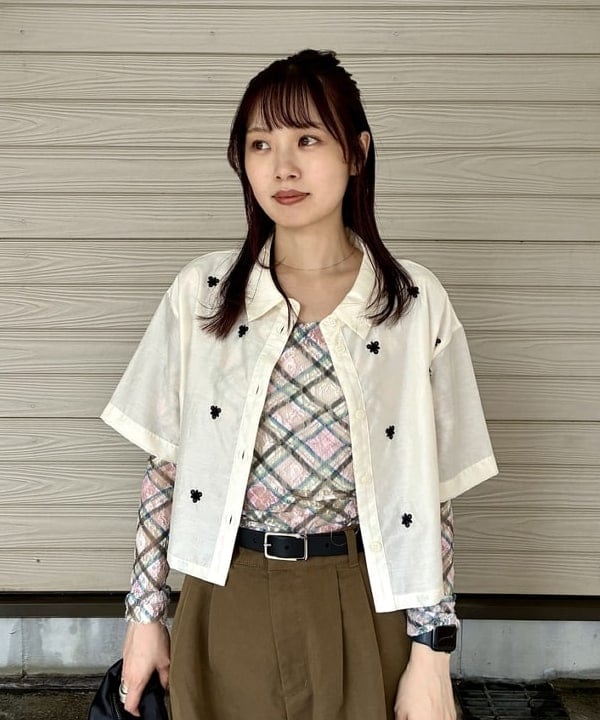 カタヤマ アヤさんの「BEAMS WOMEN｜ビーズ 刺繍 クロップド シャツ」を使ったコーディネート