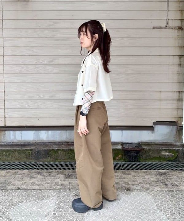 カタヤマ アヤさんの「BEAMS WOMEN｜ビーズ 刺繍 クロップド シャツ」を使ったコーディネート