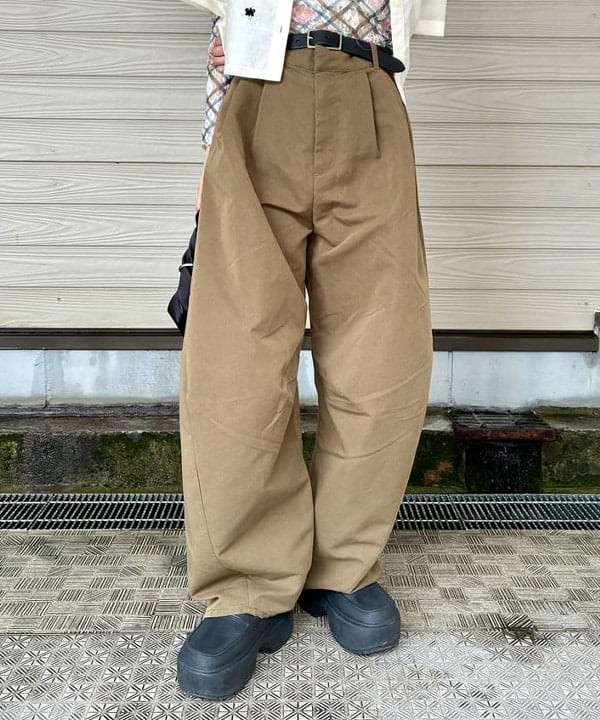 カタヤマ アヤさんの「BEAMS WOMEN｜ビーズ 刺繍 クロップド シャツ」を使ったコーディネート