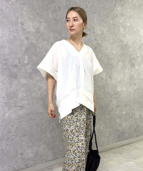 越智 里美さんの「BEAMS WOMEN｜コットン Vネック ブラウス」を使ったコーディネート
