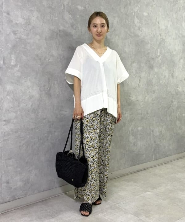 越智 里美さんの「BEAMS WOMEN｜コットン Vネック ブラウス」を使ったコーディネート