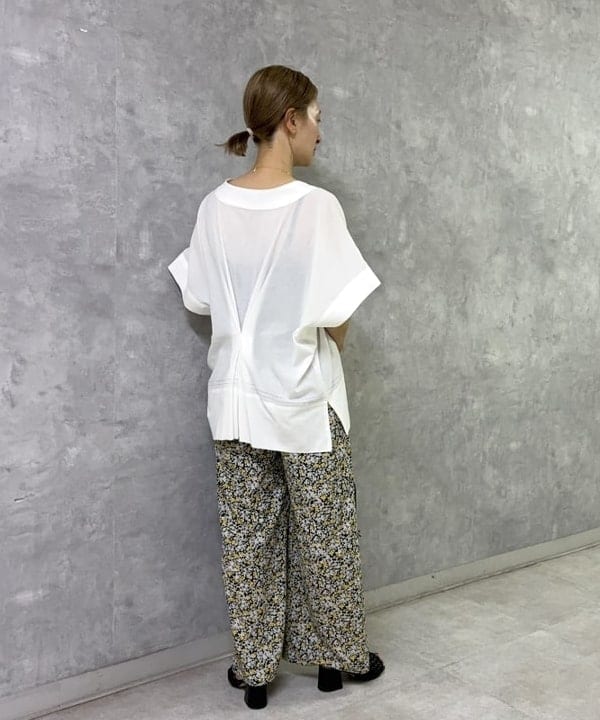 越智 里美さんの「BEAMS WOMEN｜コットン Vネック ブラウス」を使ったコーディネート