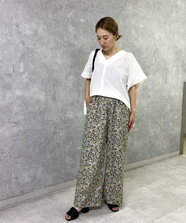 越智 里美さんの「BEAMS WOMEN｜コットン Vネック ブラウス」を使ったコーディネート