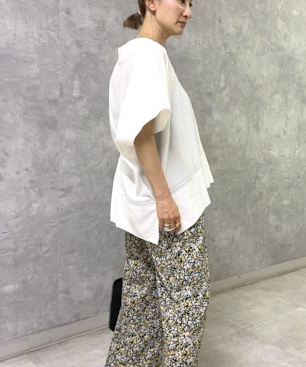 越智 里美さんの「BEAMS WOMEN｜コットン Vネック ブラウス」を使ったコーディネート
