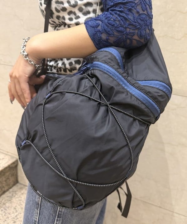 松本 佳菜子さんの「BEAMS WOMEN｜パッカブル バックパック　　26SS リュック トレンド アウトドア 小さめ 通勤 通学 コンパクト収納 軽量 」を使ったコーディネート