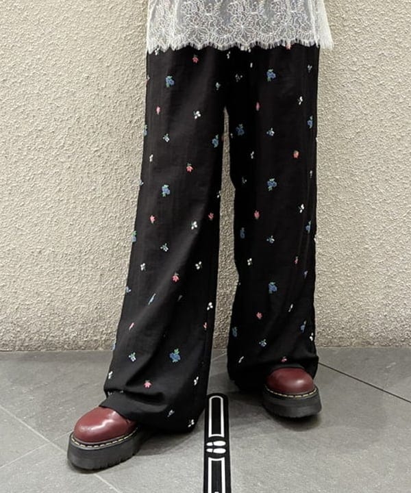 りかちょび/岸本梨佳さんの「BEAMS WOMEN｜フラワー プリント イージー パンツ」を使ったコーディネート