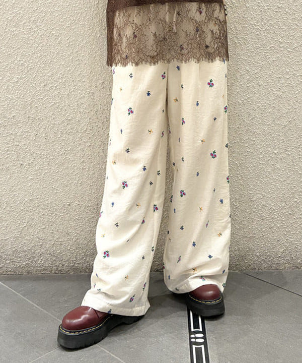 りかちょび/岸本梨佳さんの「BEAMS WOMEN｜フラワー プリント イージー パンツ」を使ったコーディネート