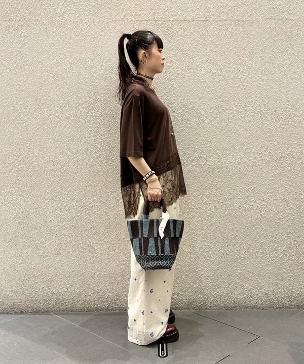りかちょび/岸本梨佳さんの「BEAMS WOMEN｜フラワー プリント イージー パンツ」を使ったコーディネート