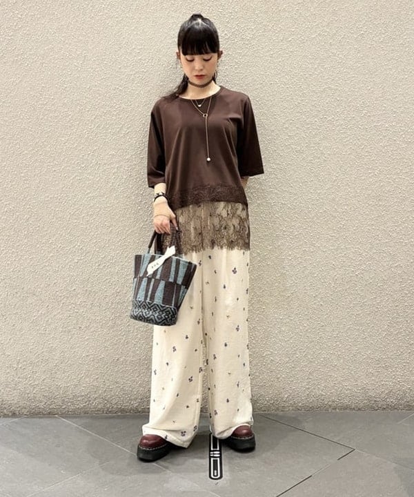 りかちょび/岸本梨佳さんの「BEAMS WOMEN｜フラワー プリント イージー パンツ」を使ったコーディネート