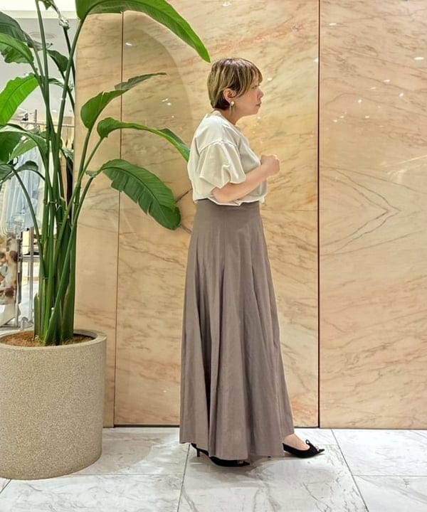 塚越 有紀さんの「BEAMS WOMEN｜PIPPICHIC / CHRISTEL Re-born スエードパンプス」を使ったコーディネート