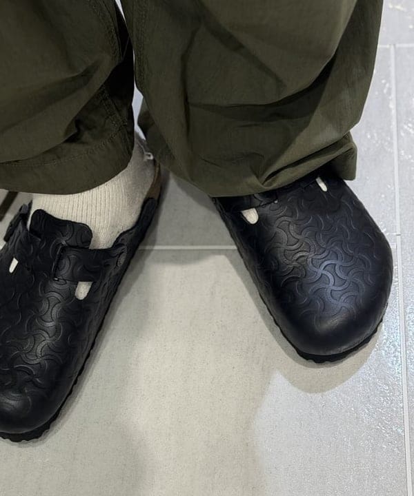 BAKU(東江 漠)さんの「BEAMS WOMEN｜【別注】BIRKENSTOCK / BOSTON &ldquo;BONE PATTERN&rdquo; Smooth BLACK」を使ったコーディネート