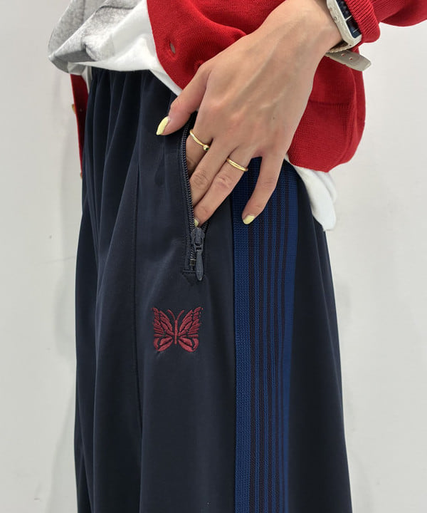 MATSUMOTO AMIさんの「BEAMS WOMEN｜【別注】NEEDLES / トラック ヒザデル パンツ」を使ったコーディネート
