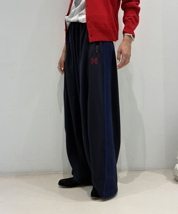 MATSUMOTO AMIさんの「BEAMS WOMEN｜【別注】NEEDLES / トラック ヒザデル パンツ」を使ったコーディネート