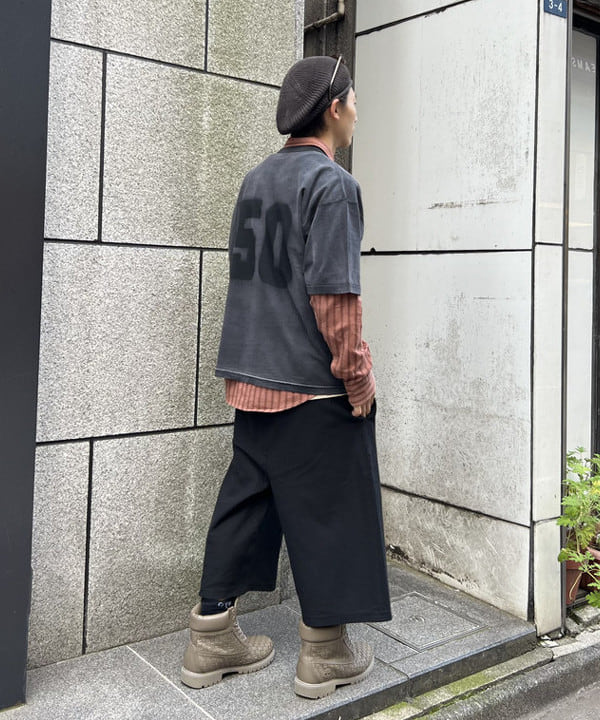 照田 拓史さんの「BEAMS WOMEN｜フェード ナンバリング Tシャツ【ワイドショートフィット】」を使ったコーディネート