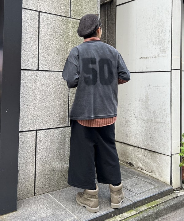 照田 拓史さんの「BEAMS WOMEN｜フェード ナンバリング Tシャツ【ワイドショートフィット】」を使ったコーディネート