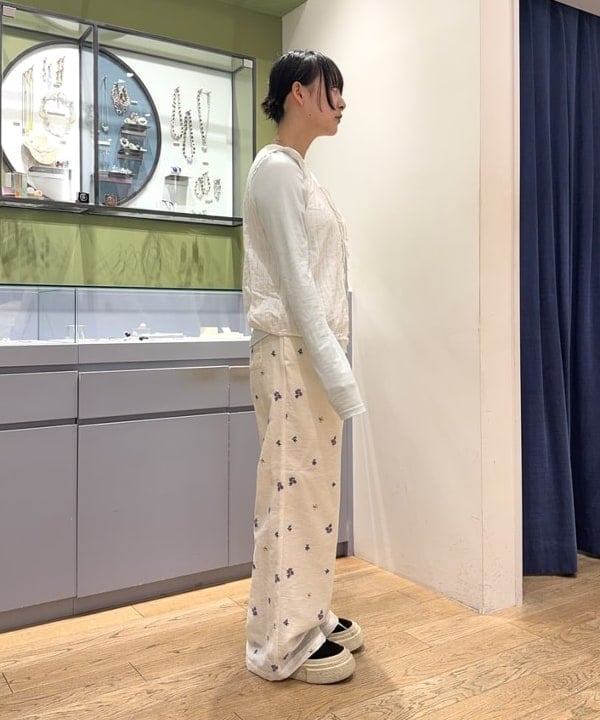 うららさんの「BEAMS WOMEN｜フラワー プリント イージー パンツ」を使ったコーディネート