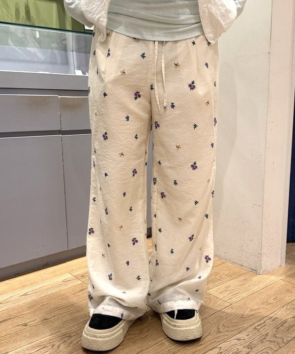 うららさんの「BEAMS WOMEN｜フラワー プリント イージー パンツ」を使ったコーディネート