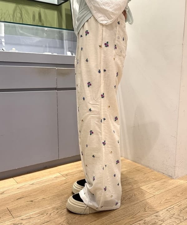 うららさんの「BEAMS WOMEN｜フラワー プリント イージー パンツ」を使ったコーディネート