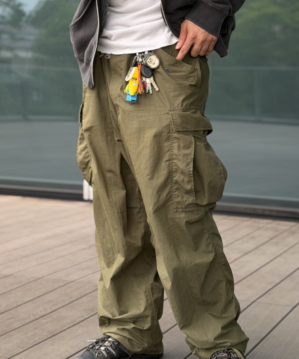 BAKU(東江 漠)さんの「BEAMS WOMEN｜BEAMS / ビッグ 6ポケット カーゴパンツ」を使ったコーディネート